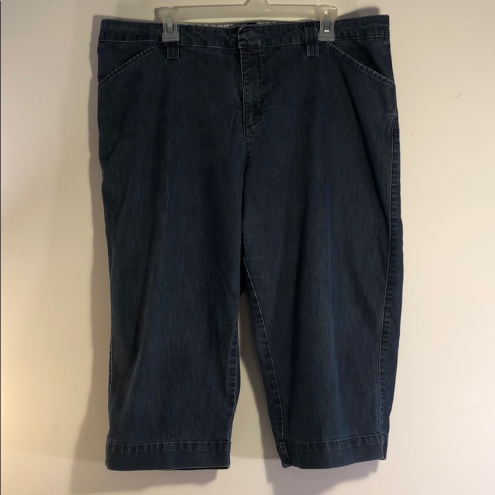Lee just below the waist capris
